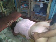 Hermosa chica de vestido rosado es cogida en colchon el piso